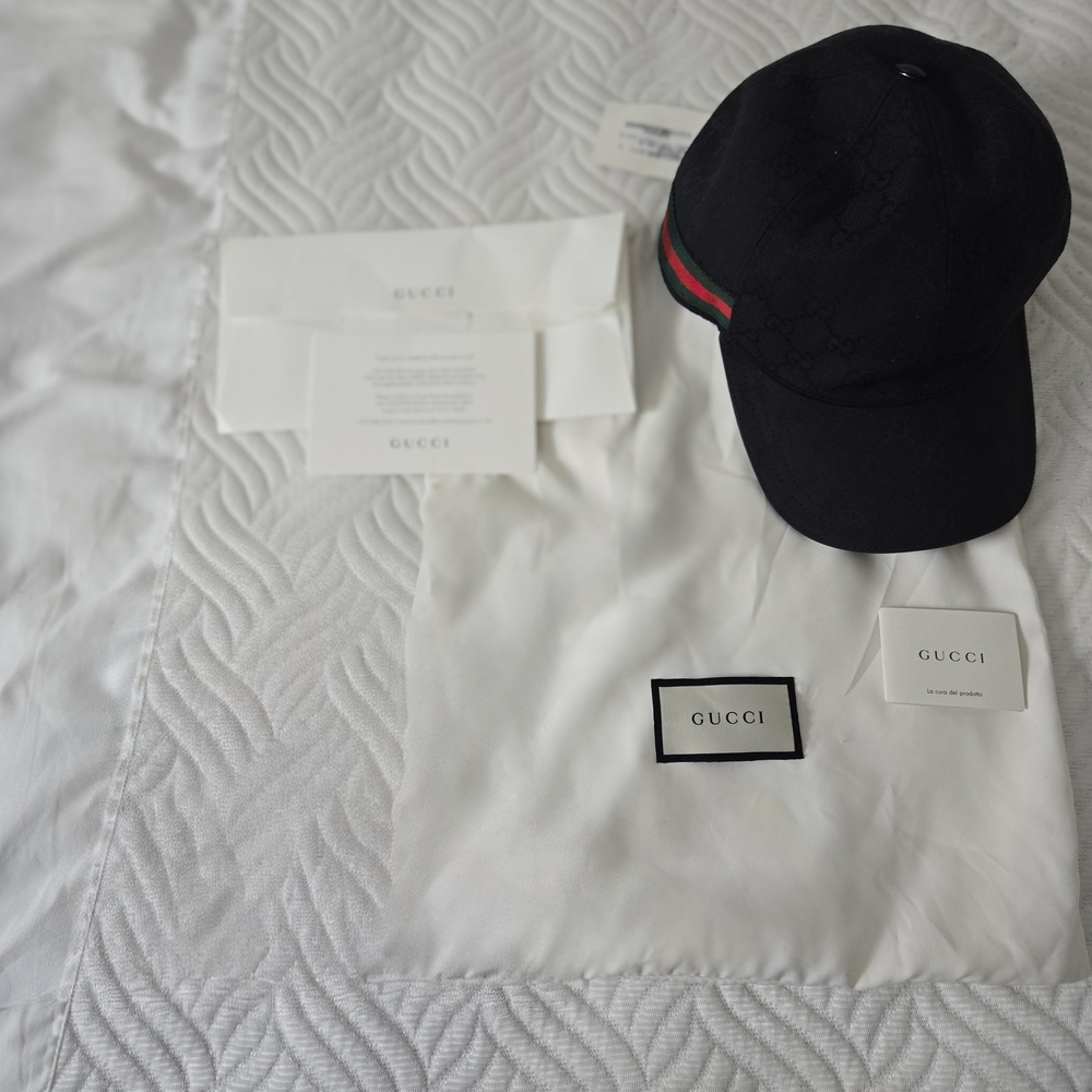 Gucci NWT Black Cap with Red and Green Stripe